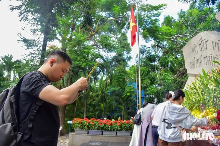 Dòng người về công viên Lê Thị Riêng cầu nguyện, mong sớm tìm thấy hài cốt liệt sĩ Dòng người về công viên Lê Thị Riêng cầu nguyện, mong sớm tìm thấy hài cốt liệt sĩ