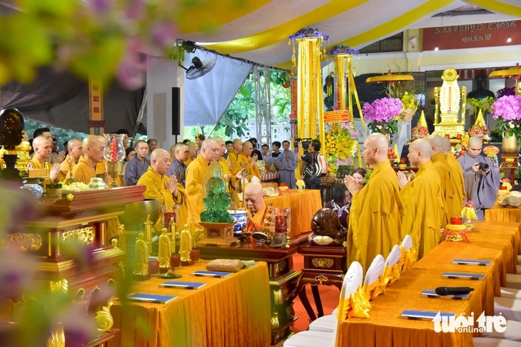 Dòng người về công viên Lê Thị Riêng cầu nguyện, mong sớm tìm thấy hài cốt liệt sĩ Dòng người về công viên Lê Thị Riêng cầu nguyện, mong sớm tìm thấy hài cốt liệt sĩ