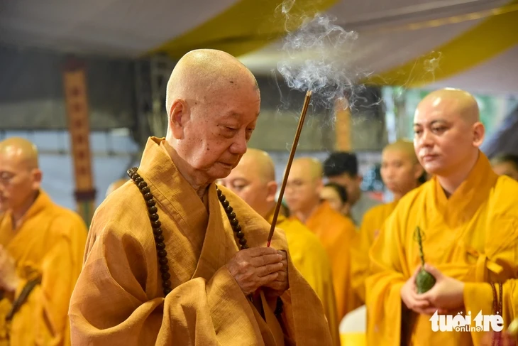 Dòng người về công viên Lê Thị Riêng cầu nguyện, mong sớm tìm thấy hài cốt liệt sĩ Dòng người về công viên Lê Thị Riêng cầu nguyện, mong sớm tìm thấy hài cốt liệt sĩ