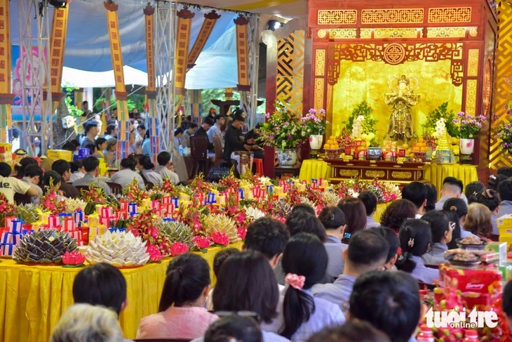 Dòng người về công viên Lê Thị Riêng cầu nguyện, mong sớm tìm thấy hài cốt liệt sĩ Dòng người về công viên Lê Thị Riêng cầu nguyện, mong sớm tìm thấy hài cốt liệt sĩ