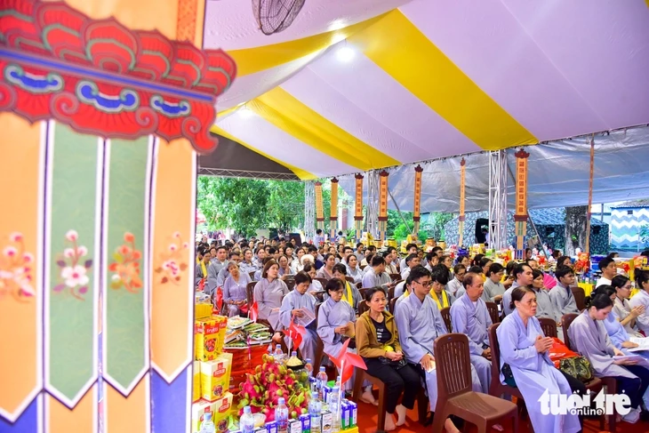 Dòng người về công viên Lê Thị Riêng cầu nguyện, mong sớm tìm thấy hài cốt liệt sĩ Dòng người về công viên Lê Thị Riêng cầu nguyện, mong sớm tìm thấy hài cốt liệt sĩ