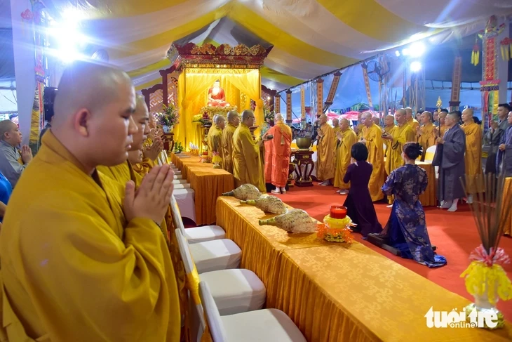 Dòng người về công viên Lê Thị Riêng cầu nguyện, mong sớm tìm thấy hài cốt liệt sĩ Dòng người về công viên Lê Thị Riêng cầu nguyện, mong sớm tìm thấy hài cốt liệt sĩ