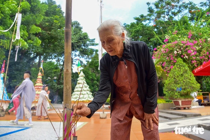 Dòng người về công viên Lê Thị Riêng cầu nguyện, mong sớm tìm thấy hài cốt liệt sĩ Dòng người về công viên Lê Thị Riêng cầu nguyện, mong sớm tìm thấy hài cốt liệt sĩ