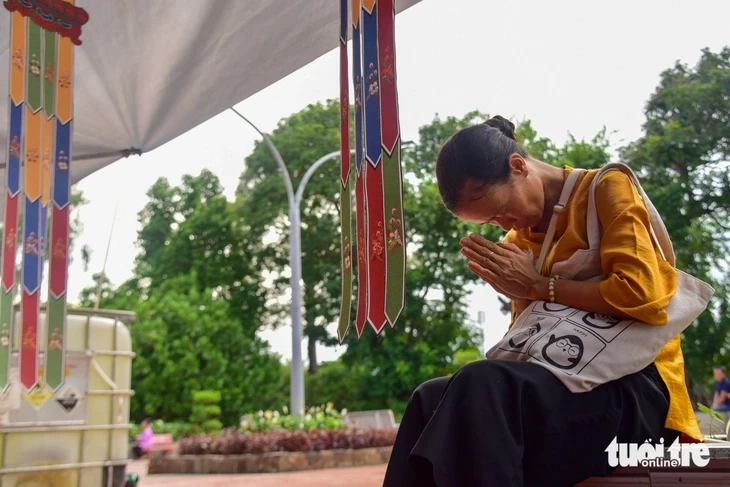 Dòng người về công viên Lê Thị Riêng cầu nguyện, mong sớm tìm thấy hài cốt liệt sĩ Dòng người về công viên Lê Thị Riêng cầu nguyện, mong sớm tìm thấy hài cốt liệt sĩ