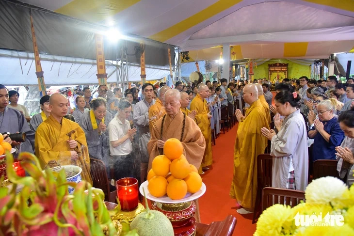 Dòng người về công viên Lê Thị Riêng cầu nguyện, mong sớm tìm thấy hài cốt liệt sĩ Dòng người về công viên Lê Thị Riêng cầu nguyện, mong sớm tìm thấy hài cốt liệt sĩ