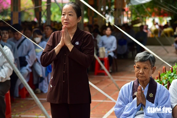 Dòng người về công viên Lê Thị Riêng cầu nguyện, mong sớm tìm thấy hài cốt liệt sĩ Dòng người về công viên Lê Thị Riêng cầu nguyện, mong sớm tìm thấy hài cốt liệt sĩ