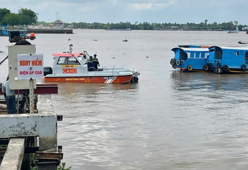 Đồng Tháp: 2 người rơi xuống sông sau khi nhậu tiệc sinh nhật trên tàu Đồng Tháp: 2 người rơi xuống sông sau khi nhậu tiệc sinh nhật trên tàu