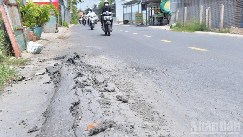 Đồng Tháp: Địa phương và người dân bức xúc nhiều vị trí hư hỏng trên đường Đoàn Thị Nghiệp Đồng Tháp: Địa phương và người dân bức xúc nhiều vị trí hư hỏng trên đường Đoàn Thị Nghiệp