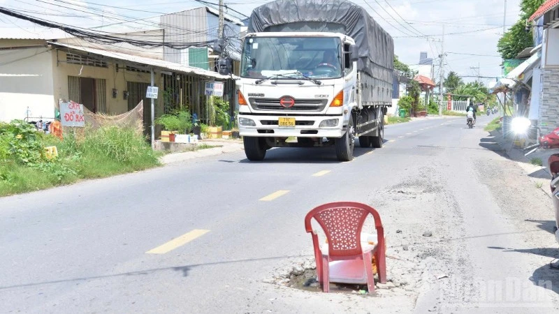 Đồng Tháp: Địa phương và người dân bức xúc nhiều vị trí hư hỏng trên đường Đoàn Thị Nghiệp Đồng Tháp: Địa phương và người dân bức xúc nhiều vị trí hư hỏng trên đường Đoàn Thị Nghiệp