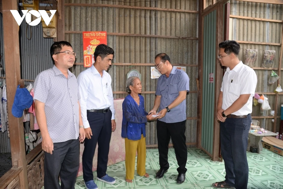 Đồng Tháp khẩn trương khắc phục thiệt hại do giông, lốc làm tốc mái 49 căn nhà dân Đồng Tháp khẩn trương khắc phục thiệt hại do giông, lốc làm tốc mái 49 căn nhà dân
