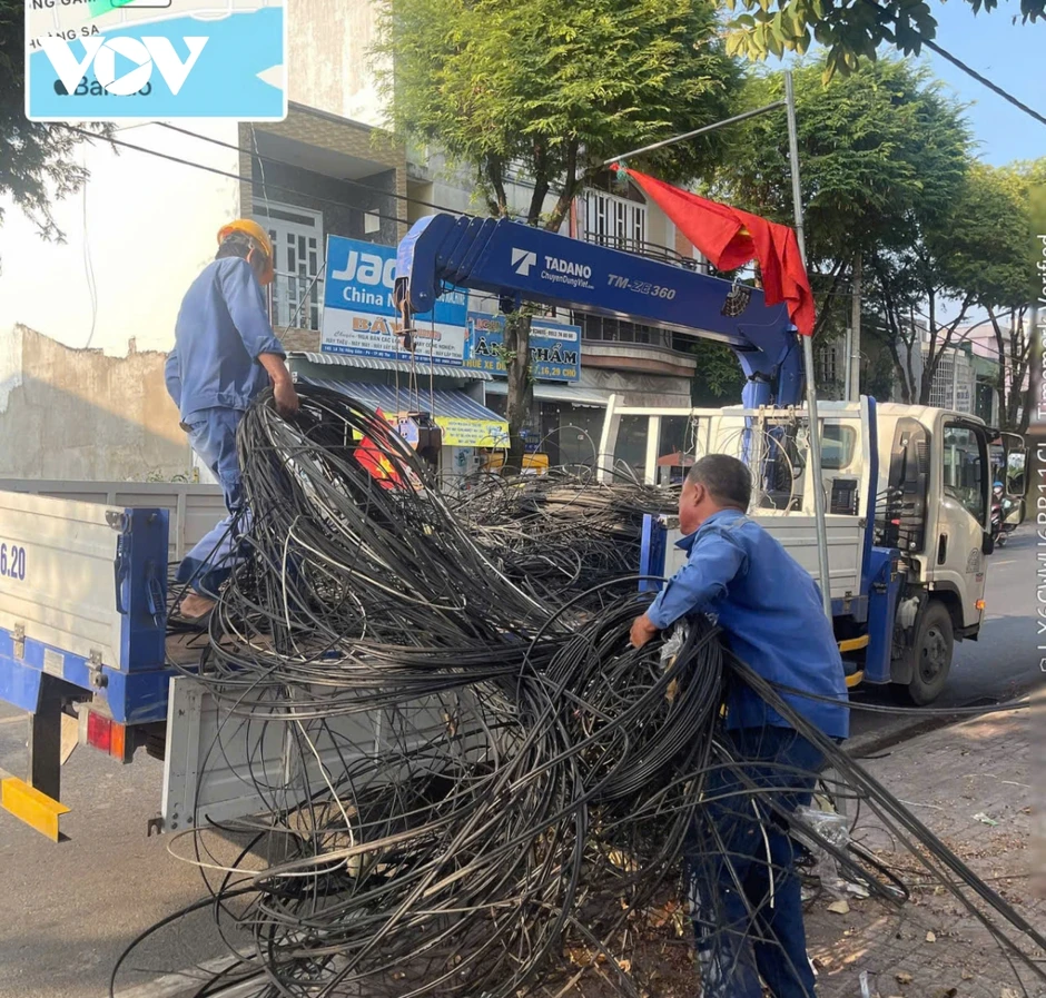 Đồng Tháp khẩn trương thu gom dây cáp cũ bỏ trên lề đường sau khi TinVina thông tin Đồng Tháp khẩn trương thu gom dây cáp cũ bỏ trên lề đường sau khi TinVina thông tin