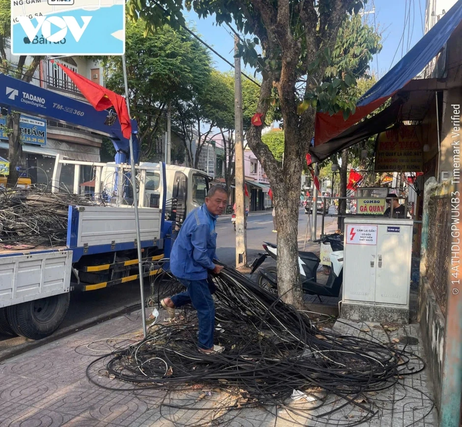 Đồng Tháp khẩn trương thu gom dây cáp cũ bỏ trên lề đường sau khi TinVina thông tin Đồng Tháp khẩn trương thu gom dây cáp cũ bỏ trên lề đường sau khi TinVina thông tin
