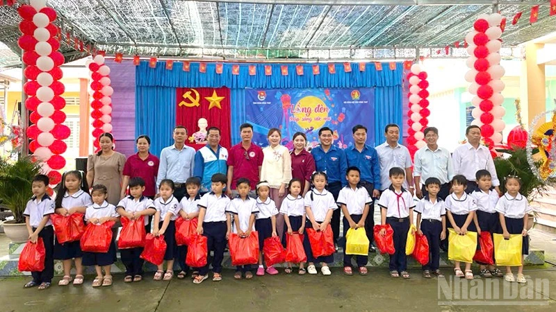 Đồng Tháp: Lan tỏa yêu thương đến thiếu nhi dịp Tết Trung thu Đồng Tháp: Lan tỏa yêu thương đến thiếu nhi dịp Tết Trung thu