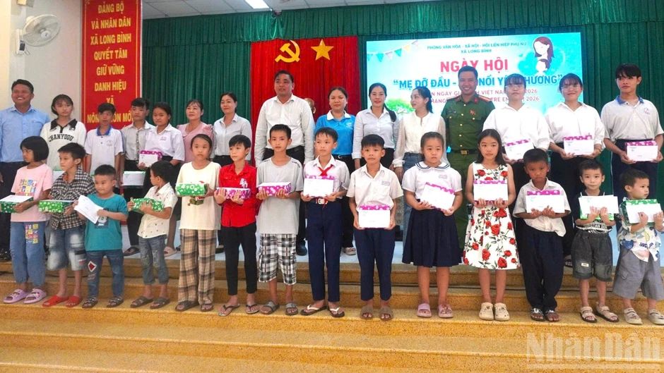 Đồng Tháp: Người Công an xã đỡ đầu nhiều em học sinh đặc biệt khó khăn