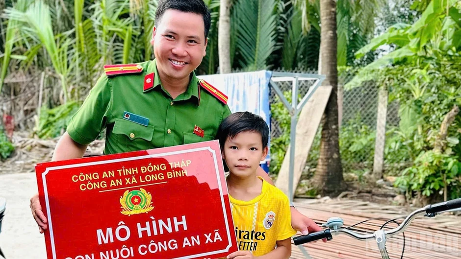 Đồng Tháp: Người Công an xã đỡ đầu nhiều em học sinh đặc biệt khó khăn