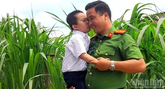 Đồng Tháp: Người Công an xã đỡ đầu nhiều em học sinh đặc biệt khó khăn