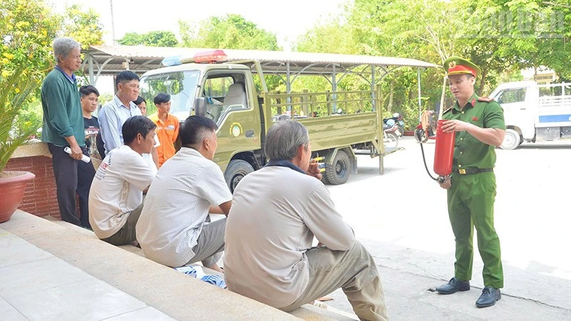Đồng Tháp: Ra mắt mô hình đầu tiên lắp đặt cầu dao chống cháy, nổ cho các hộ dân Đồng Tháp: Ra mắt mô hình đầu tiên lắp đặt cầu dao chống cháy, nổ cho các hộ dân