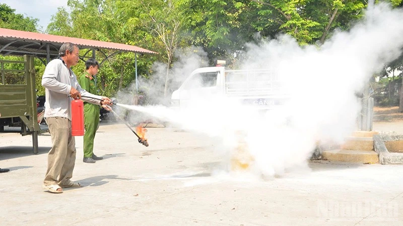 Đồng Tháp: Ra mắt mô hình đầu tiên lắp đặt cầu dao chống cháy, nổ cho các hộ dân Đồng Tháp: Ra mắt mô hình đầu tiên lắp đặt cầu dao chống cháy, nổ cho các hộ dân