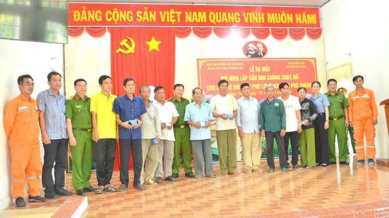 Đồng Tháp: Ra mắt mô hình đầu tiên lắp đặt cầu dao chống cháy, nổ cho các hộ dân Đồng Tháp: Ra mắt mô hình đầu tiên lắp đặt cầu dao chống cháy, nổ cho các hộ dân