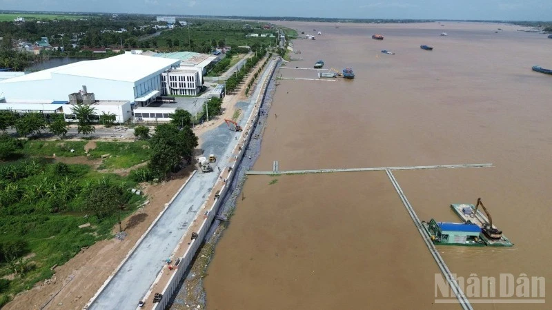 Đồng Tháp: Tăng tốc thi công kè chống xói lở bờ sông Tiền Đồng Tháp: Tăng tốc thi công kè chống xói lở bờ sông Tiền