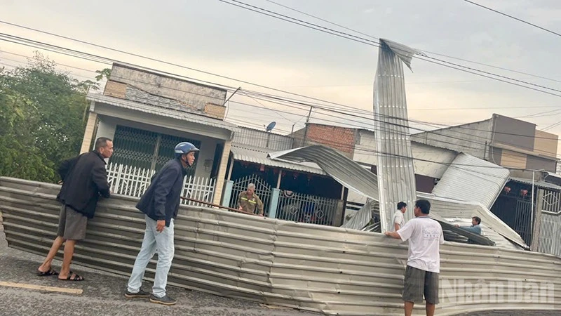 Đồng Tháp: Thăm, động viên các hộ dân có nhà bị ảnh hưởng bởi dông lốc