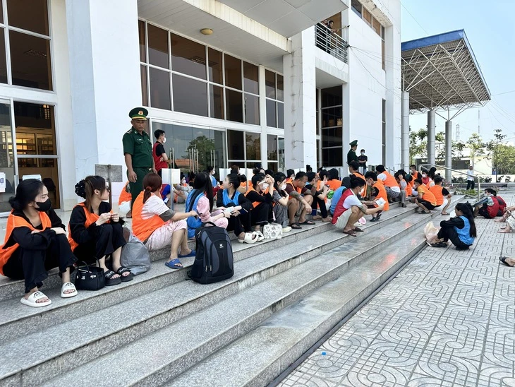 Đồng Tháp tiếp nhận 226 công dân Việt Nam về từ Campuchia Đồng Tháp tiếp nhận 226 công dân Việt Nam về từ Campuchia
