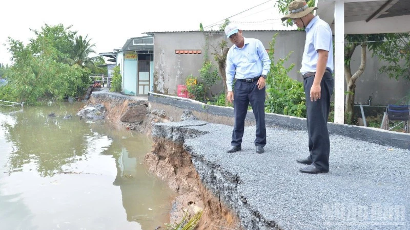 Đồng Tháp tìm nguyên nhân vụ sạt lở đường bờ Tây kênh Cổ Cò Đồng Tháp tìm nguyên nhân vụ sạt lở đường bờ Tây kênh Cổ Cò