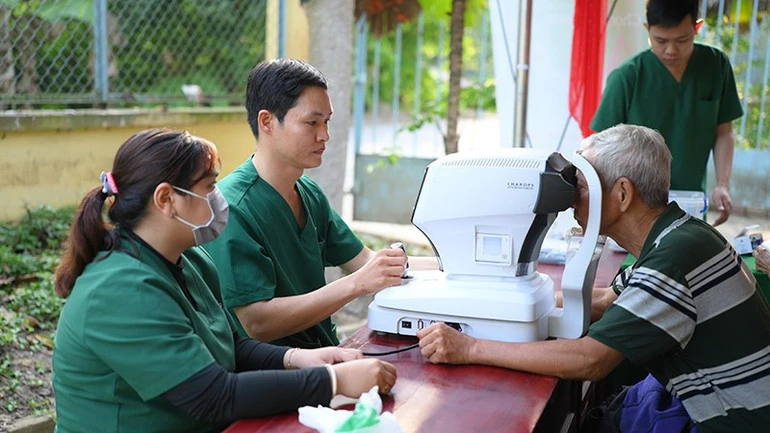 Đồng Tháp: Trao máy lọc nước, 200 phần quà tặng người dân Đồng Tháp: Trao máy lọc nước, 200 phần quà tặng người dân