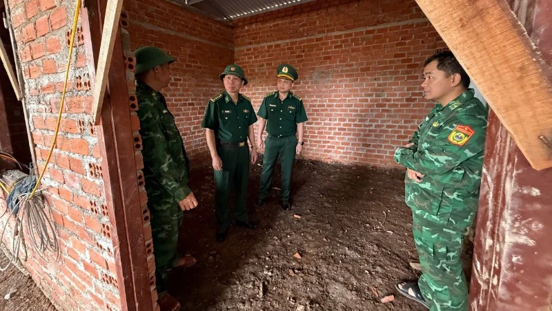 Động viên cán bộ, chiến sĩ đẩy nhanh tiến độ sửa chữa nhà ở cho gia đình chính sách ở Đắk Lắk Động viên cán bộ, chiến sĩ đẩy nhanh tiến độ sửa chữa nhà ở cho gia đình chính sách ở Đắk Lắk