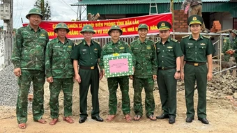 Động viên cán bộ, chiến sĩ đẩy nhanh tiến độ sửa chữa nhà ở cho gia đình chính sách ở Đắk Lắk