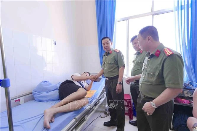 Động viên chiến sĩ cứu hỏa bị thương khi làm nhiệm vụ Động viên chiến sĩ cứu hỏa bị thương khi làm nhiệm vụ