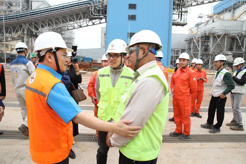 Động viên người lao động thi đua trên công trường Trung tâm Điện lực Quảng Trạch Động viên người lao động thi đua trên công trường Trung tâm Điện lực Quảng Trạch