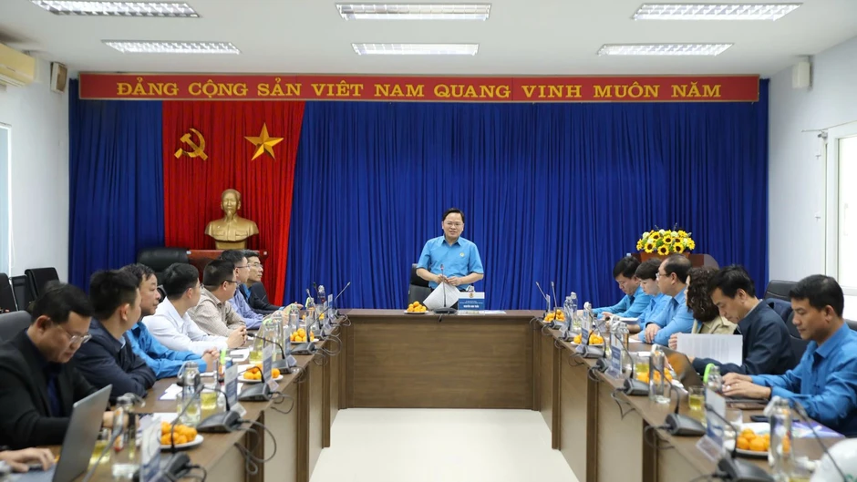 Động viên người lao động thi đua trên công trường Trung tâm Điện lực Quảng Trạch Động viên người lao động thi đua trên công trường Trung tâm Điện lực Quảng Trạch