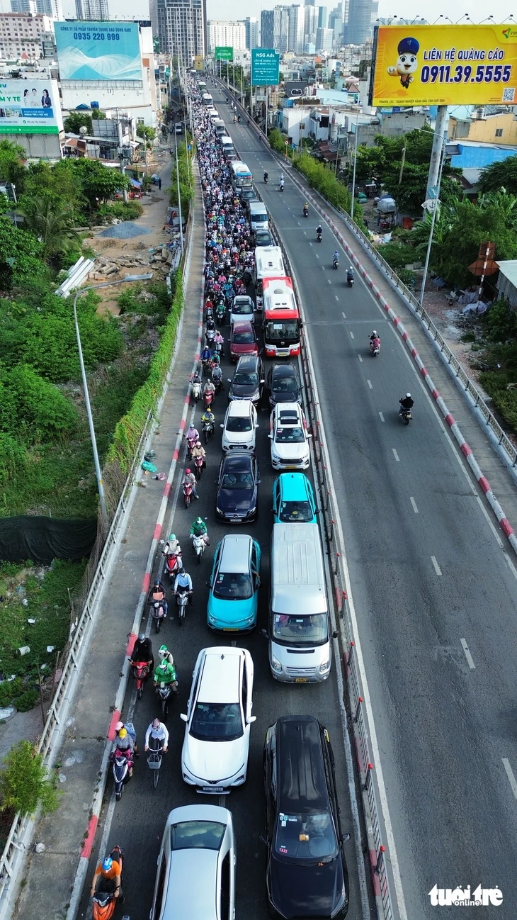 Dòng xe ken đặc trên cầu Kênh Tẻ sau tai nạn giữa xe đầu kéo và xe rác khiến tài xế tử vong Dòng xe ken đặc trên cầu Kênh Tẻ sau tai nạn giữa xe đầu kéo và xe rác khiến tài xế tử vong