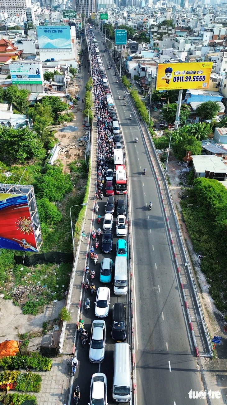 Dòng xe ken đặc trên cầu Kênh Tẻ sau tai nạn giữa xe đầu kéo và xe rác khiến tài xế tử vong Dòng xe ken đặc trên cầu Kênh Tẻ sau tai nạn giữa xe đầu kéo và xe rác khiến tài xế tử vong