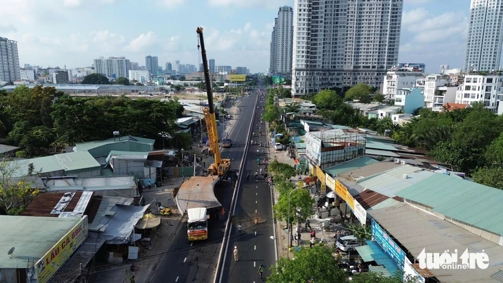Dòng xe ken đặc trên cầu Kênh Tẻ sau tai nạn giữa xe đầu kéo và xe rác khiến tài xế tử vong Dòng xe ken đặc trên cầu Kênh Tẻ sau tai nạn giữa xe đầu kéo và xe rác khiến tài xế tử vong