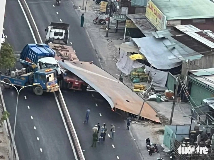 Dòng xe ken đặc trên cầu Kênh Tẻ sau tai nạn giữa xe đầu kéo và xe rác khiến tài xế tử vong Dòng xe ken đặc trên cầu Kênh Tẻ sau tai nạn giữa xe đầu kéo và xe rác khiến tài xế tử vong
