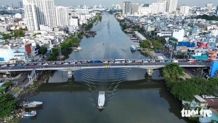 Dòng xe ken đặc trên cầu Kênh Tẻ sau tai nạn giữa xe đầu kéo và xe rác khiến tài xế tử vong Dòng xe ken đặc trên cầu Kênh Tẻ sau tai nạn giữa xe đầu kéo và xe rác khiến tài xế tử vong