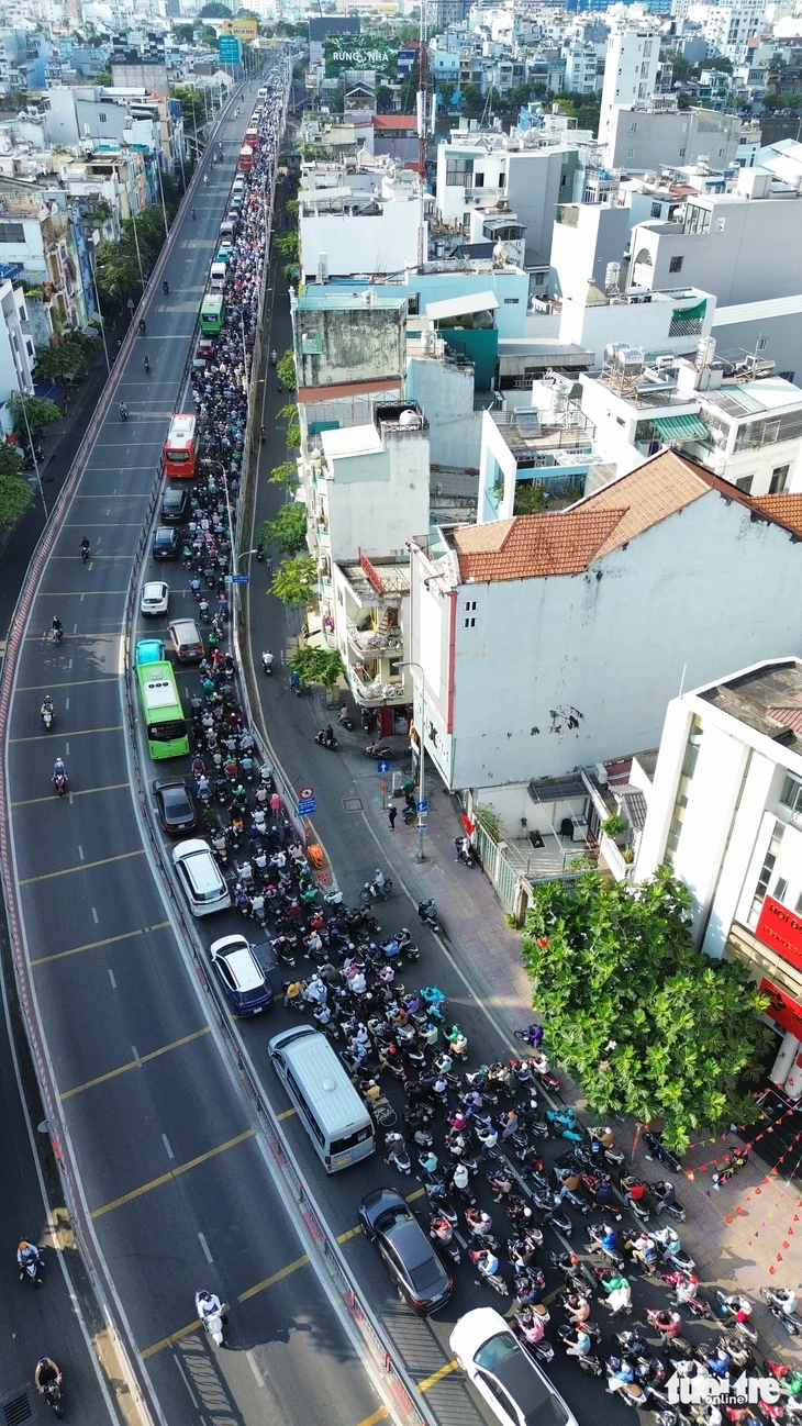 Dòng xe ken đặc trên cầu Kênh Tẻ sau tai nạn giữa xe đầu kéo và xe rác khiến tài xế tử vong Dòng xe ken đặc trên cầu Kênh Tẻ sau tai nạn giữa xe đầu kéo và xe rác khiến tài xế tử vong