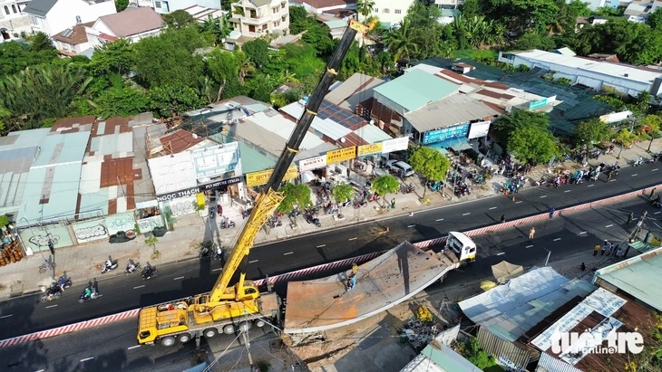 Dòng xe ken đặc trên cầu Kênh Tẻ sau tai nạn giữa xe đầu kéo và xe rác khiến tài xế tử vong Dòng xe ken đặc trên cầu Kênh Tẻ sau tai nạn giữa xe đầu kéo và xe rác khiến tài xế tử vong