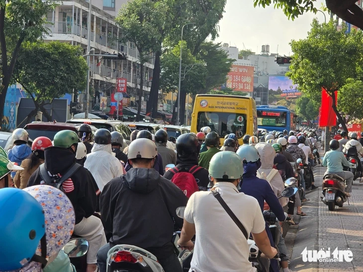 Dòng xe ken đặc trên cầu Kênh Tẻ sau tai nạn giữa xe đầu kéo và xe rác khiến tài xế tử vong Dòng xe ken đặc trên cầu Kênh Tẻ sau tai nạn giữa xe đầu kéo và xe rác khiến tài xế tử vong