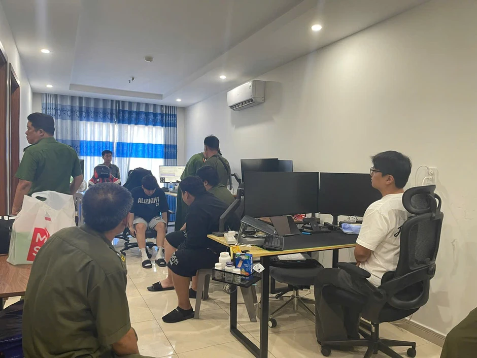 Đột kích căn nhà của nhóm người ngoại quốc, phát hiện cả "kho" đồ công nghệ và loạt chiêu trò trốn cư trú ở TP.HCM Đột kích căn nhà của nhóm người ngoại quốc, phát hiện cả "kho" đồ công nghệ và loạt chiêu trò trốn cư trú ở TP.HCM