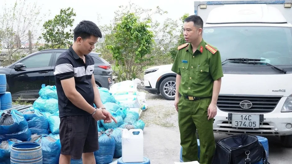 Đột kích xưởng sản xuất giá đỗ sử dụng chất cấm tại Quảng Ninh, thu giữ 4 tấn hàng Đột kích xưởng sản xuất giá đỗ sử dụng chất cấm tại Quảng Ninh, thu giữ 4 tấn hàng