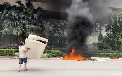 Đốt xốp gây khói mù mịt dưới cầu Thăng Long, người đàn ông bị phạt 3 triệu đồng