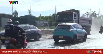 Dự án mở rộng Quốc lộ 6 thi công dở dang, nhiều đoạn chắp vá, mặt đường lồi lõm gây mất an toàn