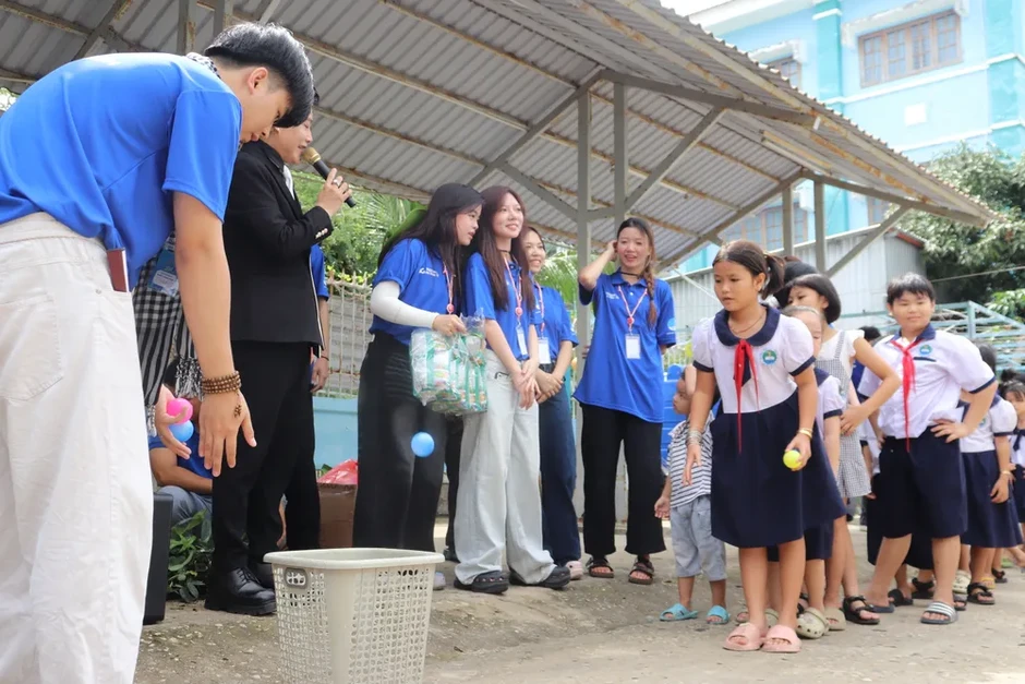 Du học sinh mang mùa hè ý nghĩa đến xã đảo Thạnh An