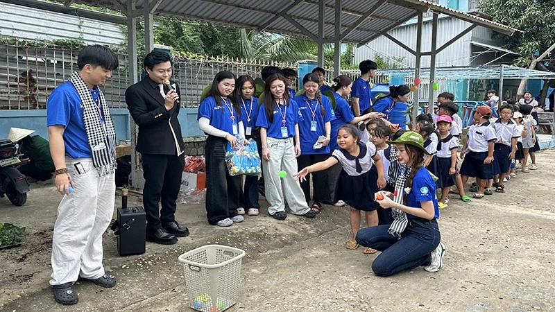 Du học sinh từ bốn quốc gia tham gia Chiến dịch tình nguyện “Mùa hè xanh” tại xã đảo Thạnh An