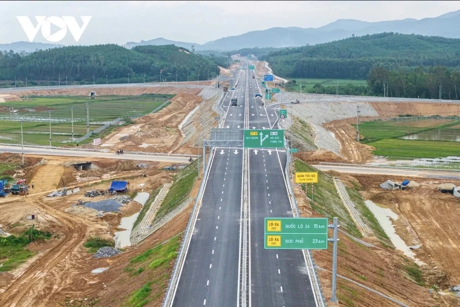 Dự kiến thông xe toàn tuyến cao tốc Bắc - Nam vào dịp 30/4 Dự kiến thông xe toàn tuyến cao tốc Bắc - Nam vào dịp 30/4