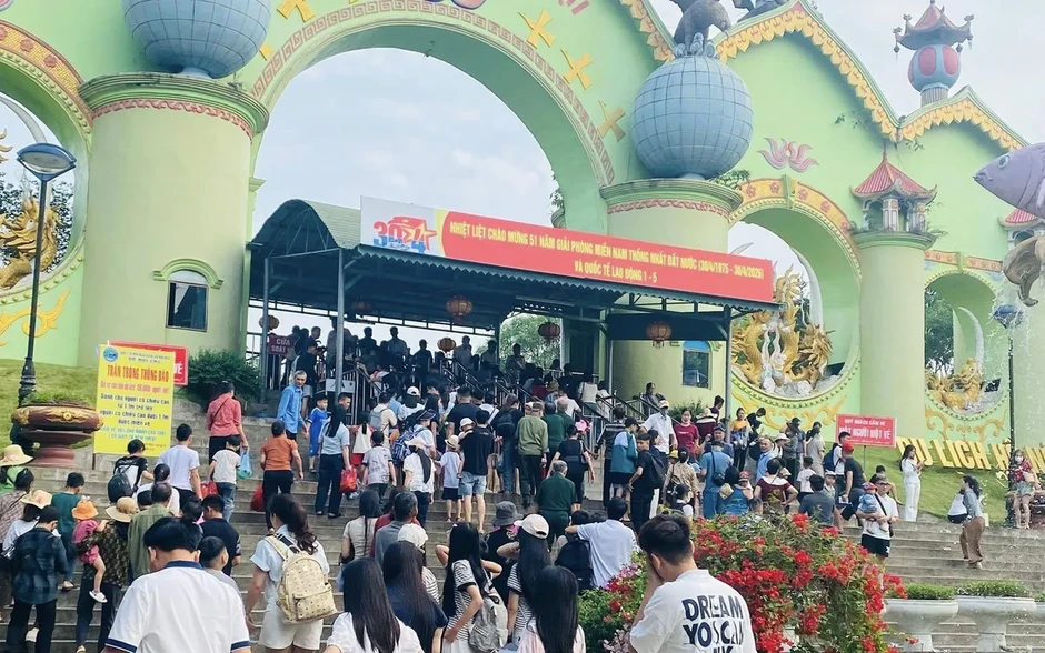 Du lịch Thái Nguyên đón 315.000 lượt khách trong 4 ngày nghỉ lễ, thu về 210 tỷ đồng Du lịch Thái Nguyên đón 315.000 lượt khách trong 4 ngày nghỉ lễ, thu về 210 tỷ đồng