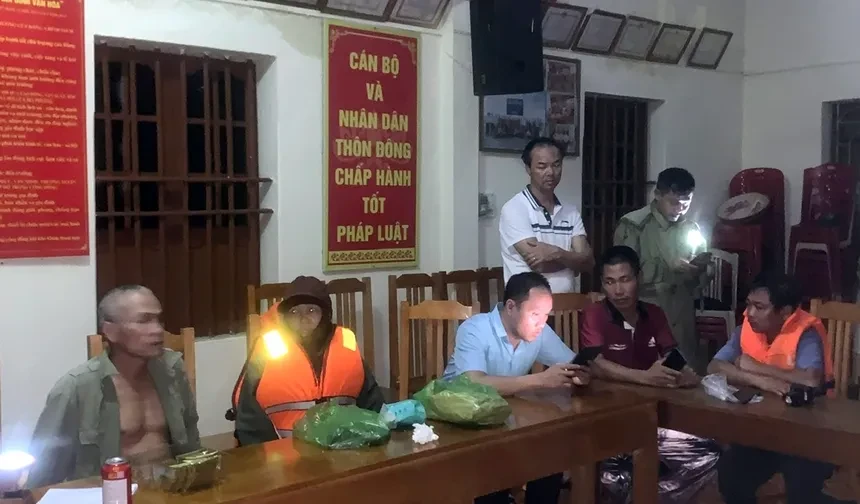 Đưa 11 thuyền viên gặp nạn do bão số 1 vào bờ an toàn Đưa 11 thuyền viên gặp nạn do bão số 1 vào bờ an toàn